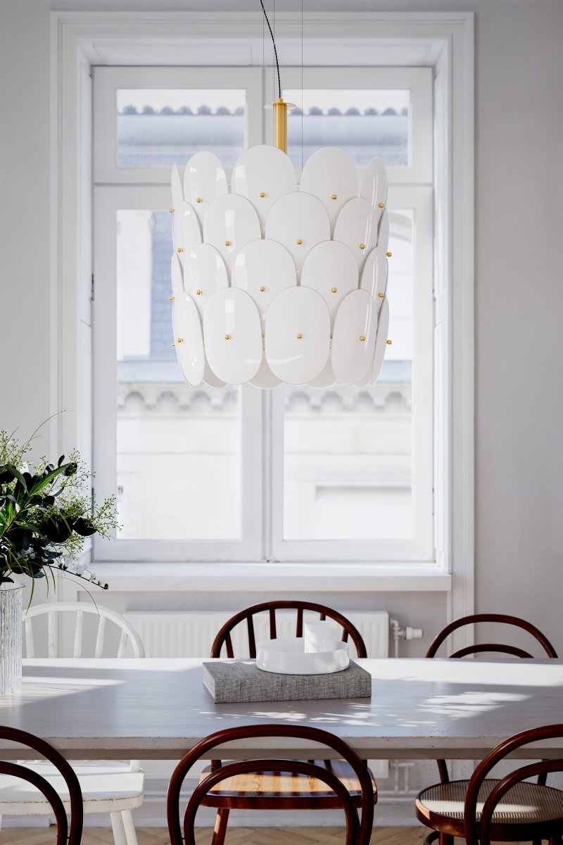 Omlott Ø50 Hvid loftslampe Fra By Rydéns - Omlott er et smukt vedh&aelig;ng og med detaljerne i messing tilf&oslash;jer det elegance til rummet.
