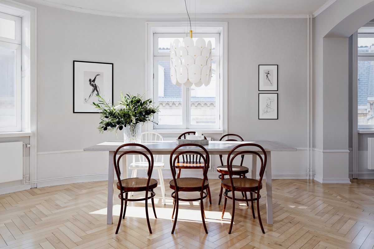Omlott Ø50 Hvid loftslampe Fra By Rydéns - Omlott er et smukt vedh&aelig;ng og med detaljerne i messing tilf&oslash;jer det elegance til rummet.