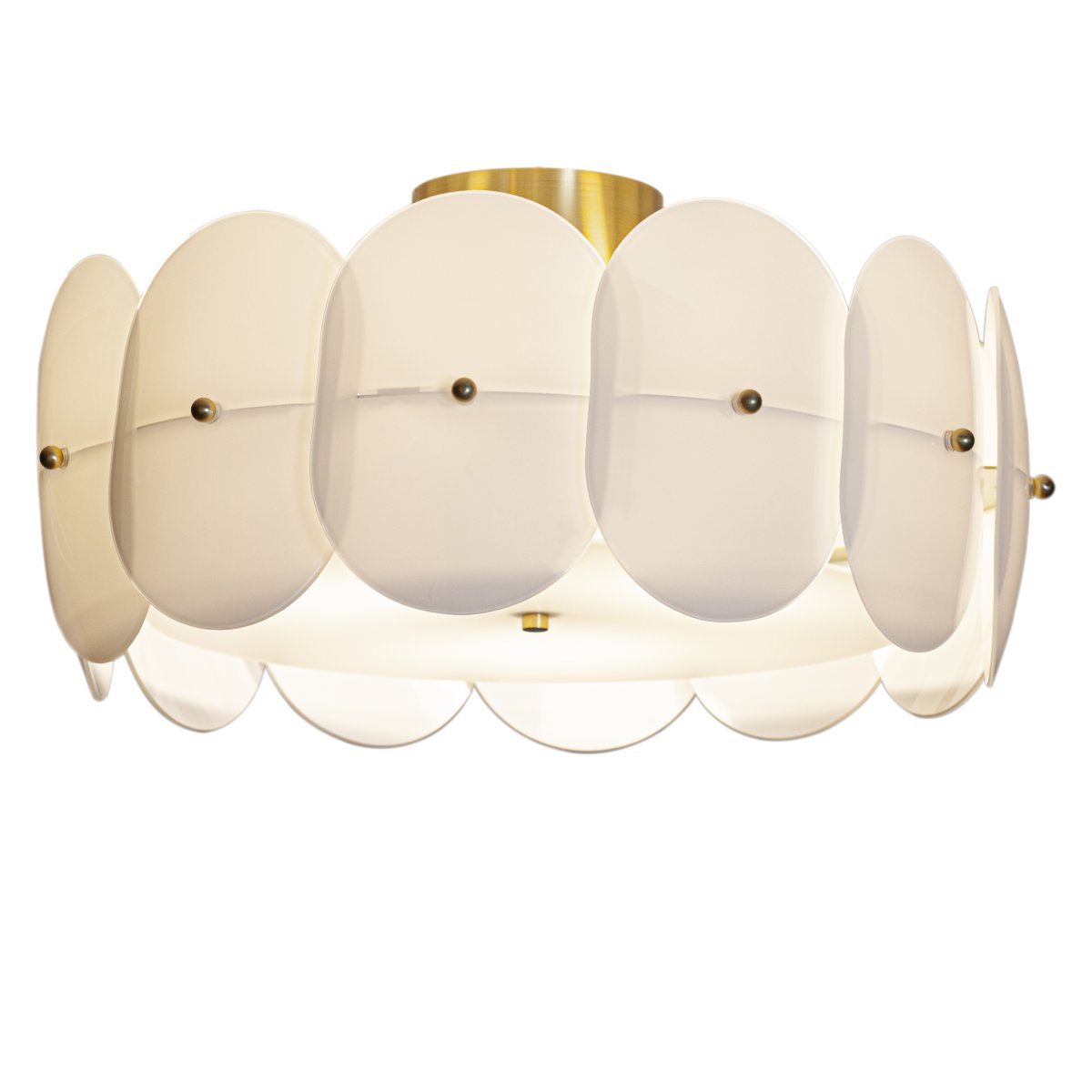 Omlott Ø53 Hvid plafond Fra By Rydéns - Omlott er et smukt loft og med detaljerne i messing tilføjer det elegance til rummet.