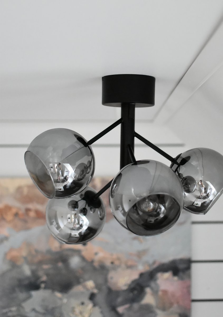 Atom Ø48 Røg grå plafond Fra Aneta Lighting - Atom er et moderne loft med fem smukt r&oslash;gede glaskupler placeret p&aring;; forskellige h&oslash;jder for et meget asymmetrisk look.