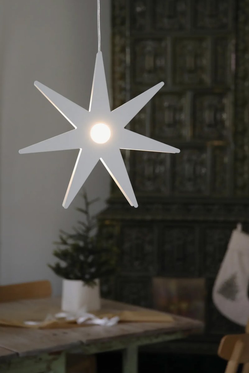 Origo Ø37 Hvid Fra Markslöjd - Origo adventsstjernen er en stilfuld og moderne julestjerne i hvidmetal, der skaber en hyggelig f&oslash;lelse i hjemmet.