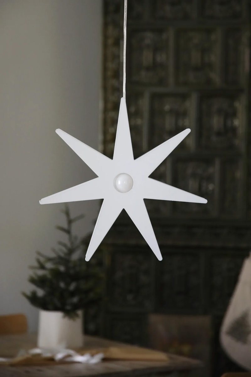 Origo Ø37 Hvid Fra Markslöjd - Origo adventsstjernen er en stilfuld og moderne julestjerne i hvidmetal, der skaber en hyggelig f&oslash;lelse i hjemmet.