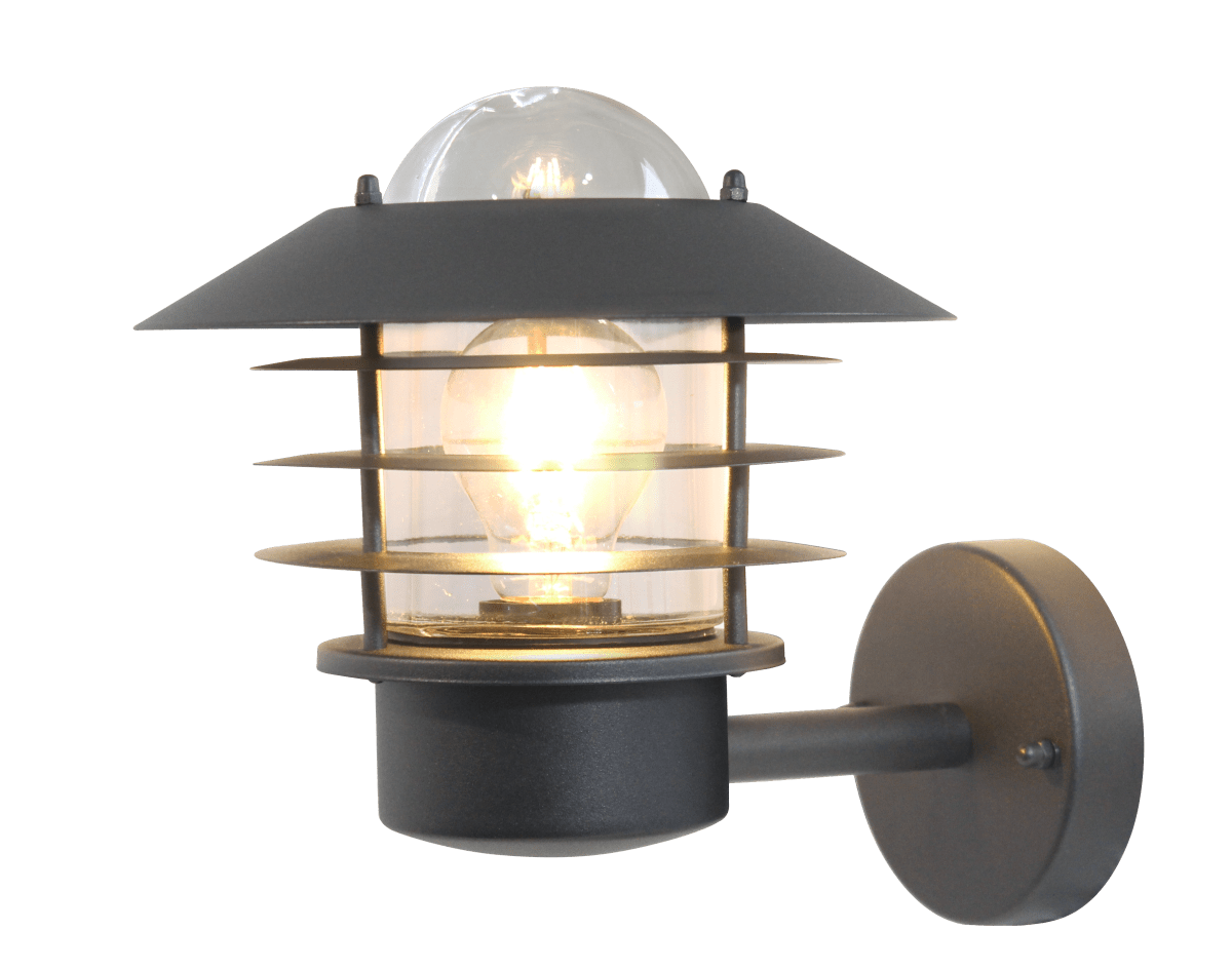 Ystad Sort udendørslampe Fra Nordic Lighting - Ystad v&aelig;glampe er en klassisk og stilfuld udend&oslash;rslampe i rustfrit st&aring;l med klart glas.