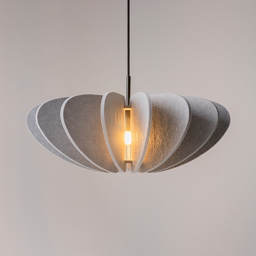 Cambio Ø58 Grå loftslampe Fra Maytoni - Serien f&aring;s i flere farver og former og kan h&aelig;nges i h&oslash;je rum takket v&aelig;re det 3 meter lange kabel &ndash; Perfekt til kreative lysinstallationer, der afspejler stemningen i rummet.