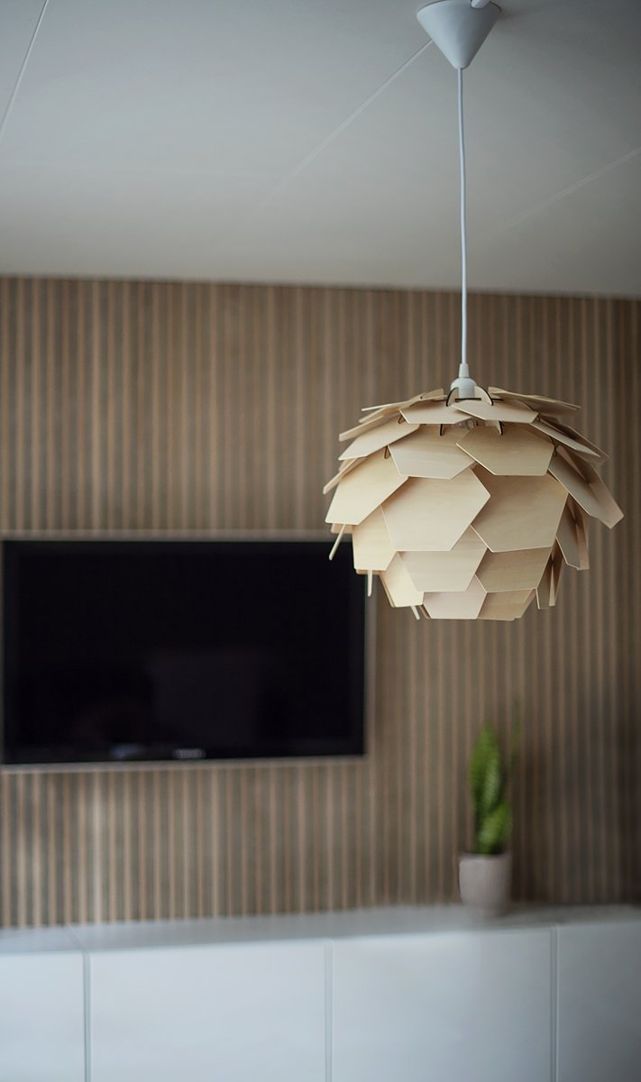 Carpatica Ø40 Natur loftslampe Fra Aneta Lighting - Loftskålen er i hvid plast til krogophæng og med klemrække.