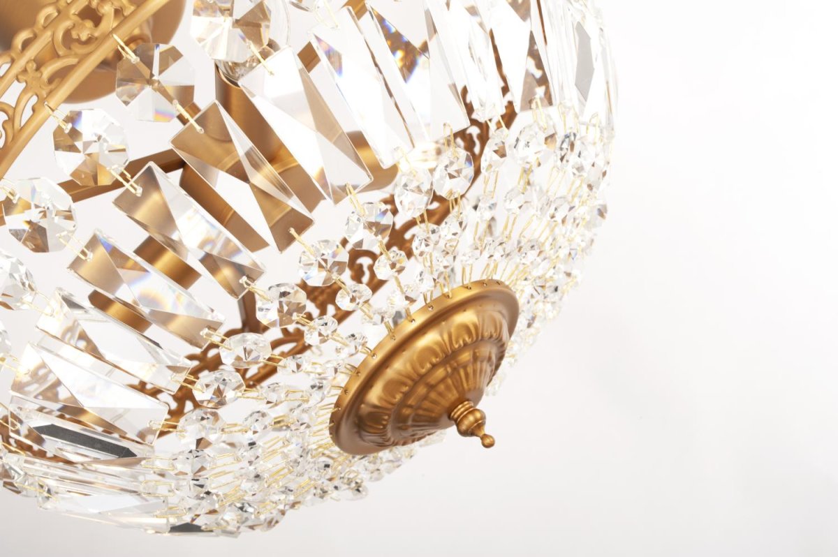 Classic Ø45 krystal Fra Norrsken Design - De funklende krystaller reflekterer lyset på en fortryllende måde og skaber en smuk glød i rummet.