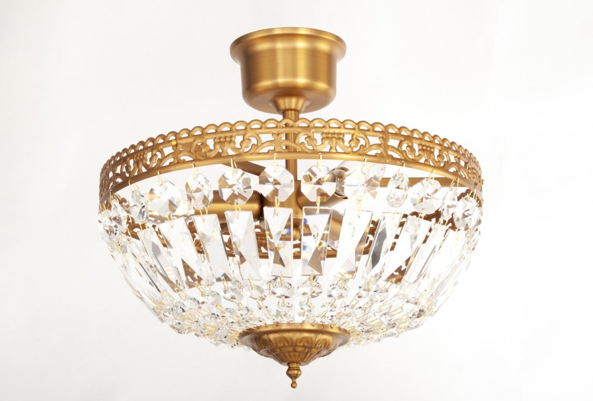 Classic Ø35 krystal Fra Norrsken Design - De funklende krystaller reflekterer lyset på en fortryllende måde og skaber en smuk glød i rummet.