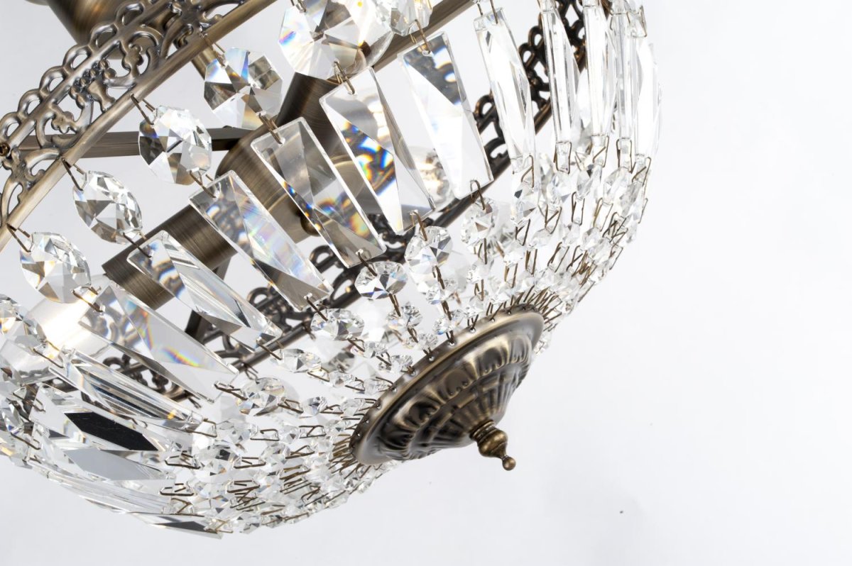 Classic Ø35 Antik messing krystal Fra Norrsken Design - De funklende krystaller reflekterer lyset på en fortryllende måde og skaber en smuk glød i rummet.