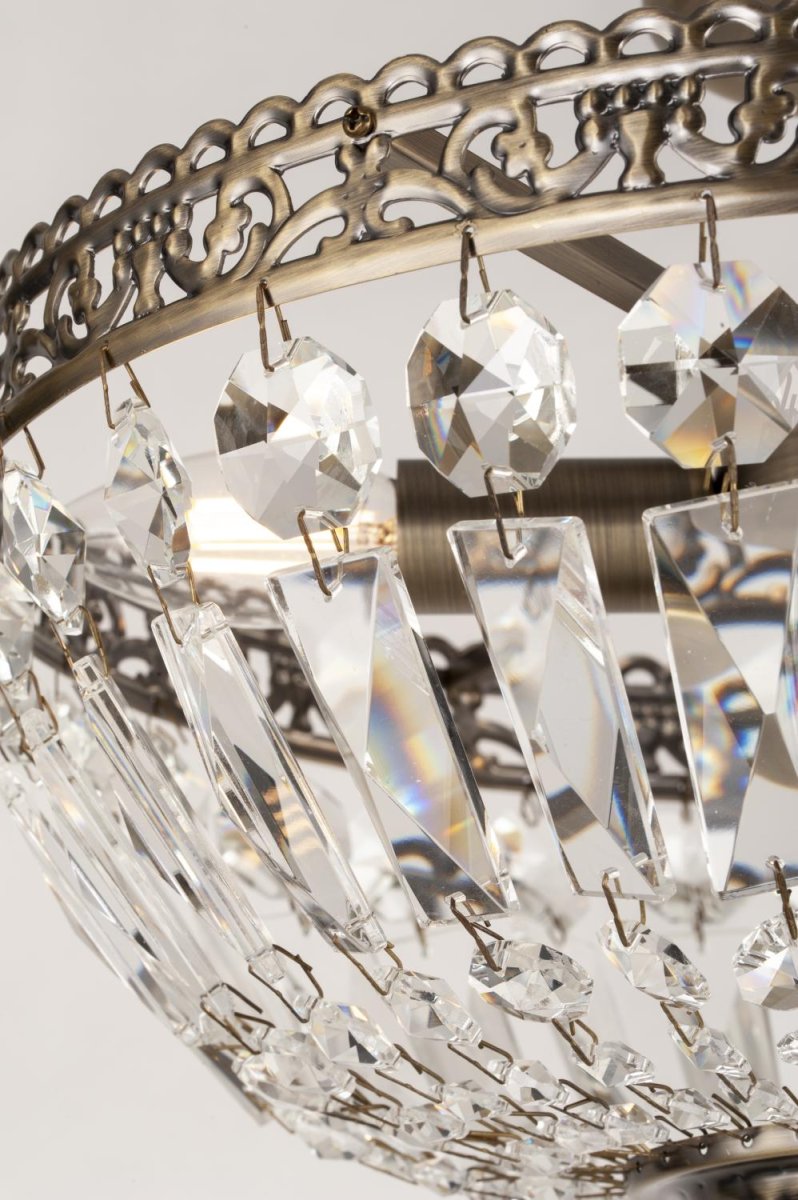 Classic Ø35 Antik messing krystal Fra Norrsken Design - De funklende krystaller reflekterer lyset på en fortryllende måde og skaber en smuk glød i rummet.