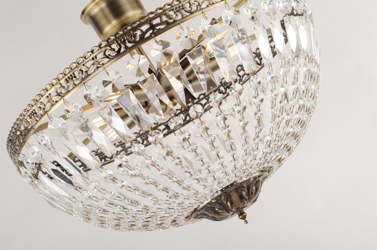 Classic Ø55 Antik messing krystal Fra Norrsken Design - De funklende krystaller reflekterer lyset p&aring; en fortryllende m&aring;de og skaber en smuk gl&oslash;d i rummet.