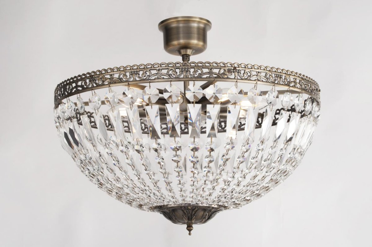 Classic Ø55 Antik messing krystal Fra Norrsken Design - De funklende krystaller reflekterer lyset p&aring; en fortryllende m&aring;de og skaber en smuk gl&oslash;d i rummet.