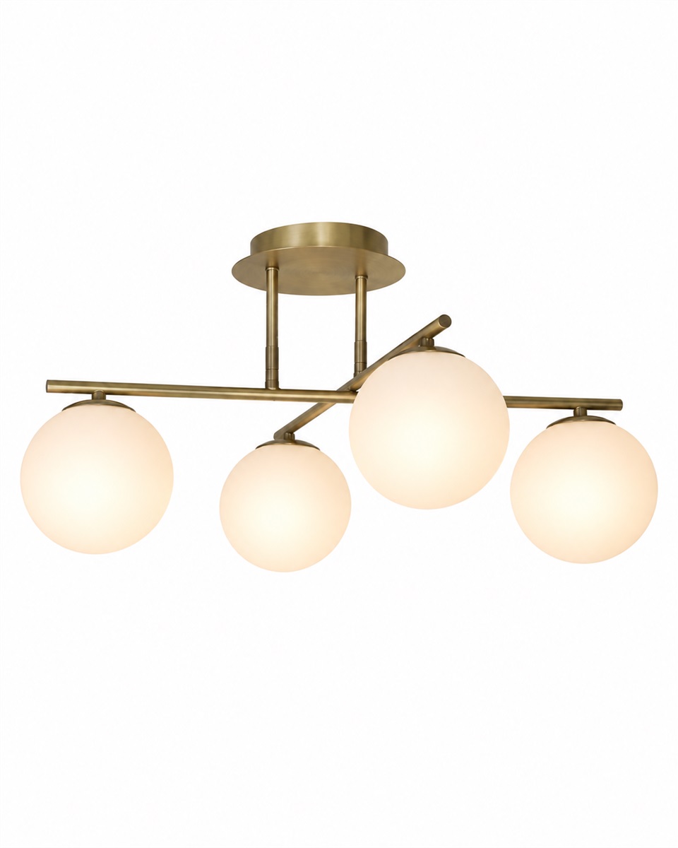 Globi 4 Ø65 Børstet messing/hvid plafond Fra Nordic Lighting - Metalrammen i b&oslash;rstet messingfinish skaber en elegant kontrast til de fire runde opalglaskupler, der spreder lyset j&aelig;vnt i rummet uden at bl&aelig;nde.