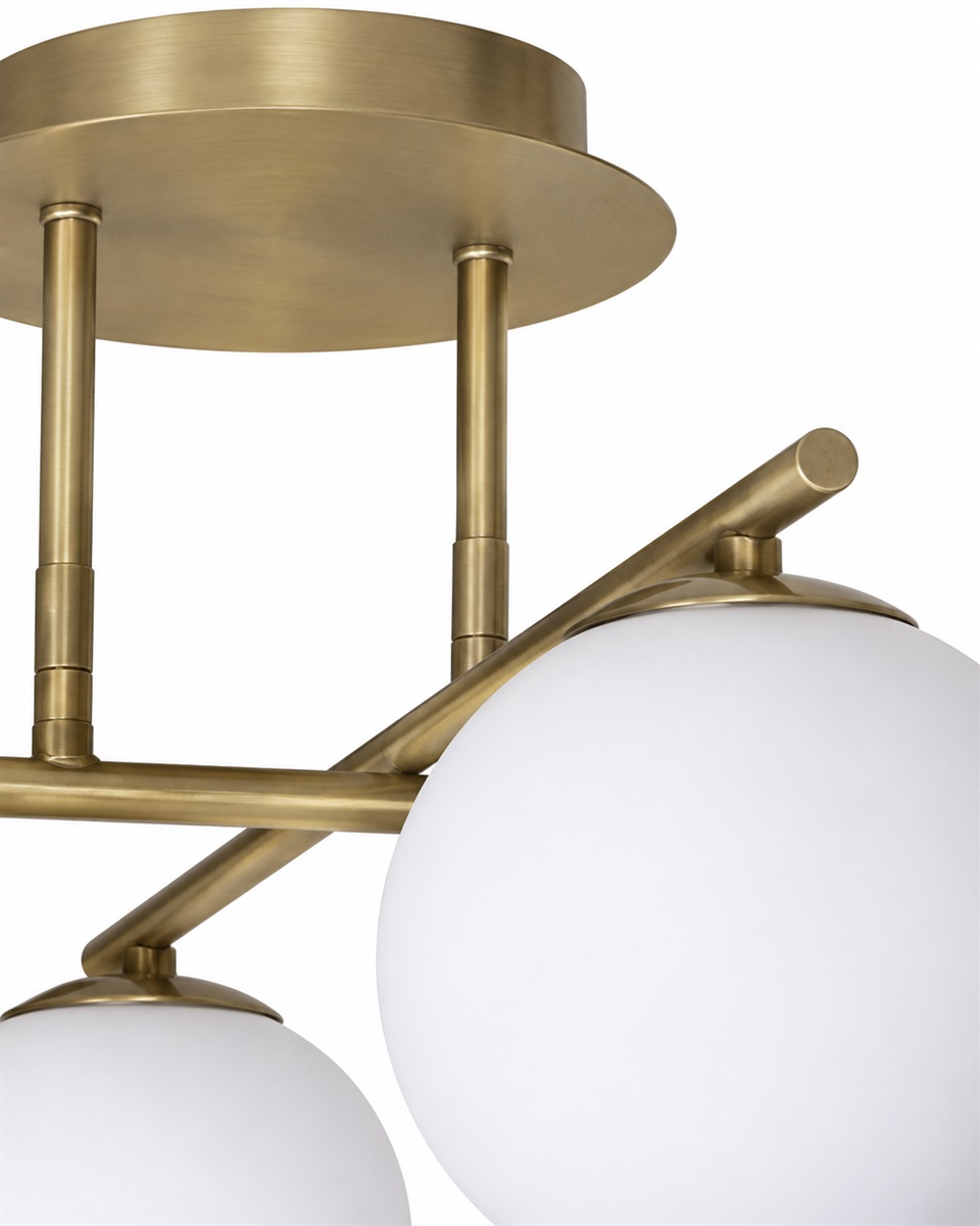 Globi 4 Ø65 Børstet messing/hvid plafond Fra Nordic Lighting - Metalrammen i b&oslash;rstet messingfinish skaber en elegant kontrast til de fire runde opalglaskupler, der spreder lyset j&aelig;vnt i rummet uden at bl&aelig;nde.