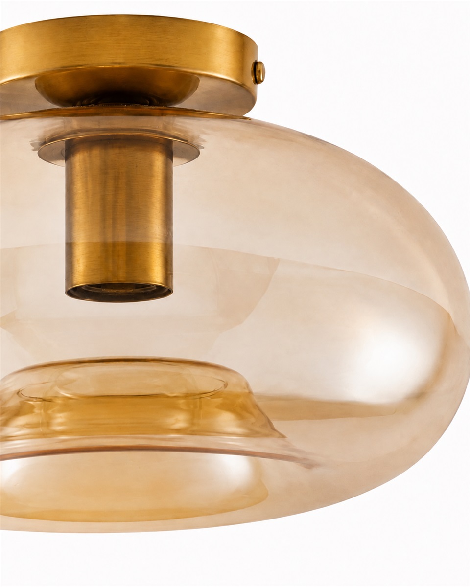 Munc Ø28 Rav plafond Fra Lampan - Munc er en elegant loftlampe, der kombinerer glas og metal i et bl&oslash;dt og stilfuldt design.