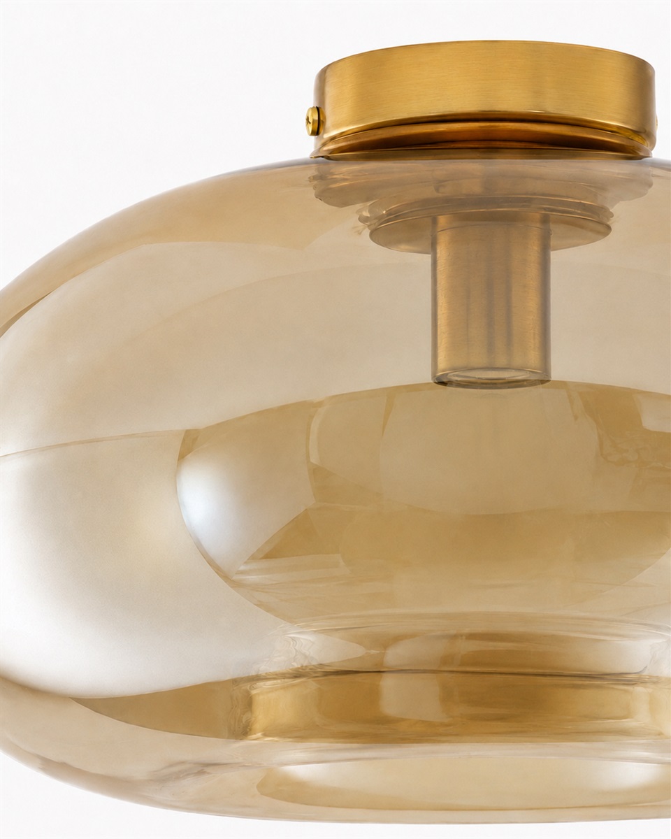 Munc Ø40 Rav plafond Fra Lampan - Munc er en elegant loftlampe, der kombinerer glas og metal i et bl&oslash;dt og stilfuldt design.