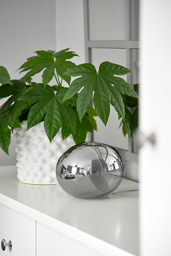 Globus 14cm Røgfarvet bordlampe Fra Aneta Lighting - Globus bordlampe i r&oslash;get glas med en lyskilde inde i glaskuglen, der giver et dekorativt og behageligt lys.