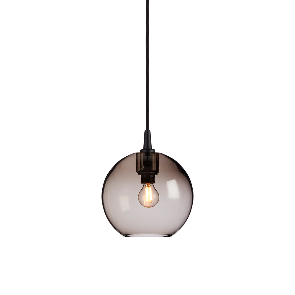 Gloria Ø16 Røg/sort loftslampe Fra Belid - Gloria er en sofistikeret loftslampe med en røgfarvet, håndblæst glaskuppel og en ramme i messing eller sortfarvet metal.