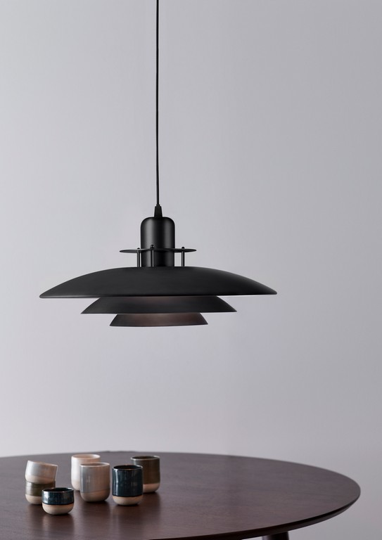 Primus I Ø43 Sort loftslampe Fra Belid - Primus er en af Belids mest populære køkkenpendler.