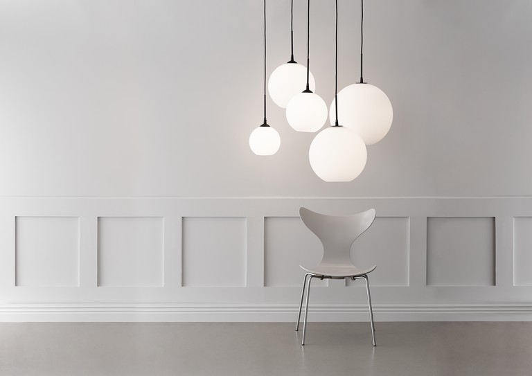 Capo Ø30 Hvid loftslampe Fra Belid - Capo pendel er et klassisk klodeformet vedhæng med et smukt opalfarvet glas og fine detaljer i metal.