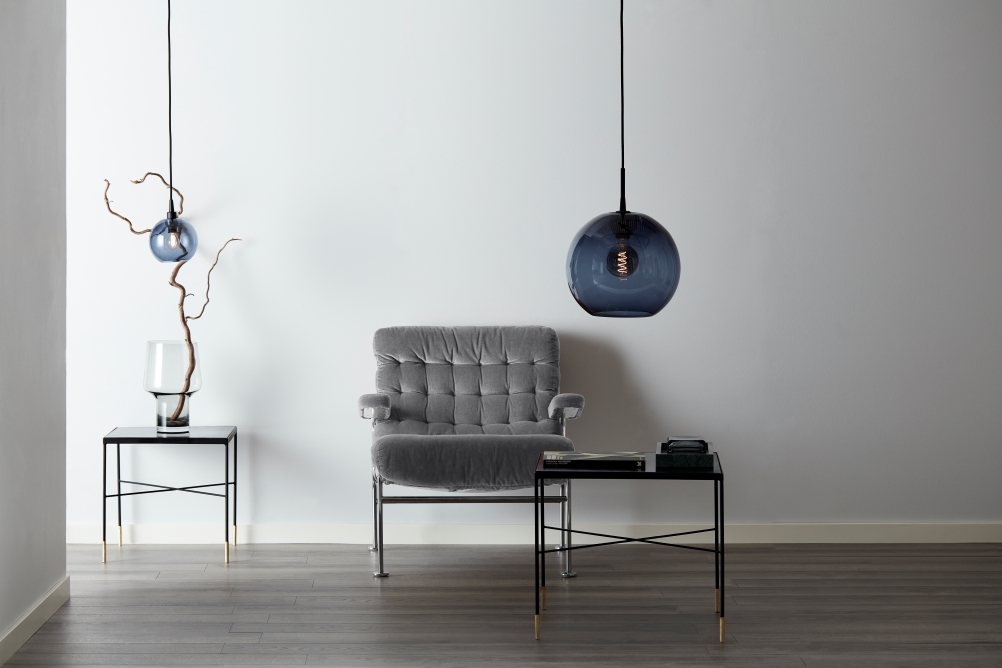 Gloria Ø16 Blå/sort loftslampe Fra Belid - Gloria er designet til stilfulde glødepærer og lyset vises på; en smuk og dekorativ måde.