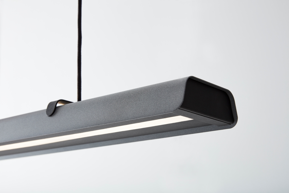 Fold Office 116cm Sort tekstur loftslampe Fra Belid - Hver lampe er et mesterv&aelig;rk af svensk design, med st&oslash;bte armaturer og udstansede detaljer, der fremh&aelig;ver det solide h&aring;ndv&aelig;rk og udtrykker, hvordan metal kan omfavne lyset.