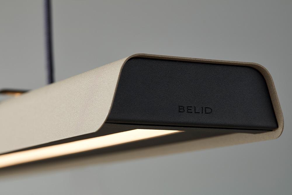 Fold Office 116cm Sand struktur loftslampe Fra Belid - Hver lampe er et mesterv&aelig;rk af svensk design, med st&oslash;bte armaturer og udstansede detaljer, der fremh&aelig;ver det solide h&aring;ndv&aelig;rk og udtrykker, hvordan metal kan omfavne lyset.