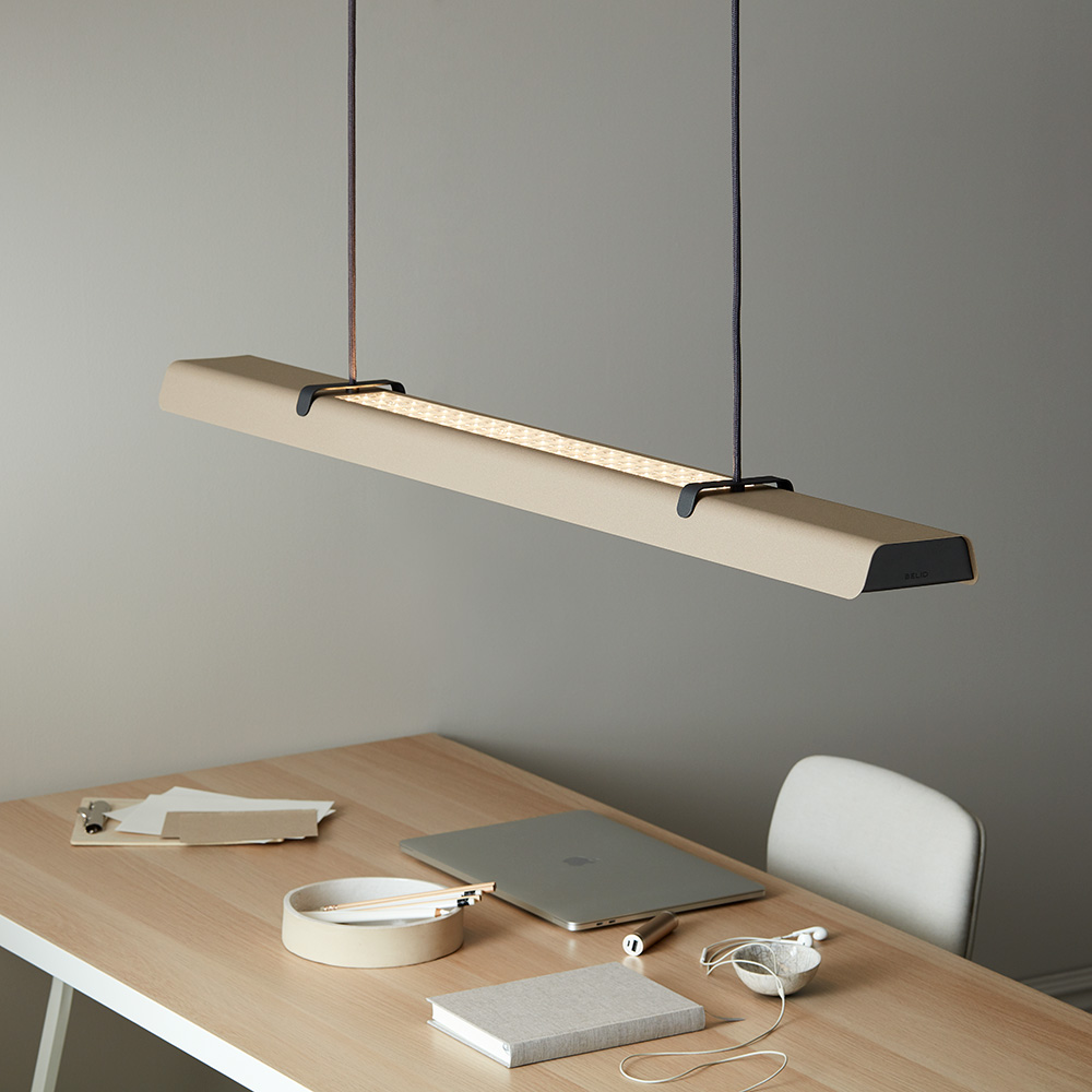 Fold Office 116cm Sand struktur loftslampe Fra Belid - Hver lampe er et mesterv&aelig;rk af svensk design, med st&oslash;bte armaturer og udstansede detaljer, der fremh&aelig;ver det solide h&aring;ndv&aelig;rk og udtrykker, hvordan metal kan omfavne lyset.