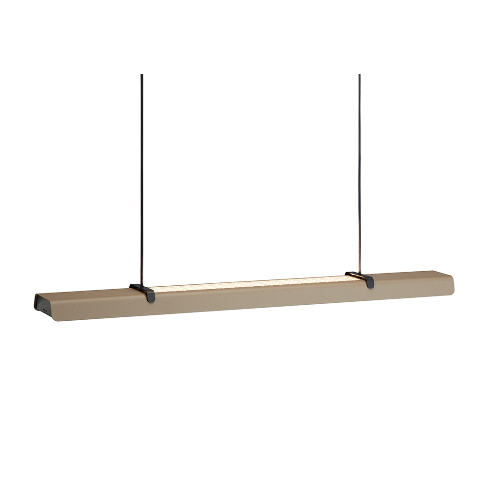 Fold Office 116cm Sand struktur loftslampe Fra Belid - Hver lampe er et mesterv&aelig;rk af svensk design, med st&oslash;bte armaturer og udstansede detaljer, der fremh&aelig;ver det solide h&aring;ndv&aelig;rk og udtrykker, hvordan metal kan omfavne lyset.