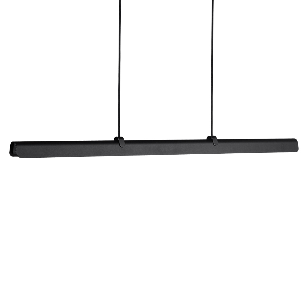 Fold 118cm Sort tekstur loftslampe Fra Belid - Hver lampe er et mesterv&aelig;rk af svensk design, med st&oslash;bte armaturer og udstansede detaljer, der fremh&aelig;ver det solide h&aring;ndv&aelig;rk og udtrykker, hvordan metal kan omfavne lyset.