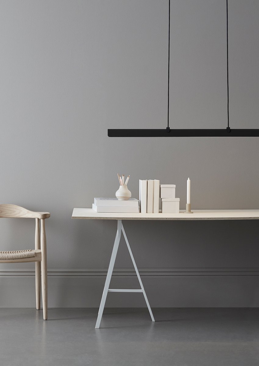 Fold 118cm Sort tekstur loftslampe Fra Belid - Hver lampe er et mesterv&aelig;rk af svensk design, med st&oslash;bte armaturer og udstansede detaljer, der fremh&aelig;ver det solide h&aring;ndv&aelig;rk og udtrykker, hvordan metal kan omfavne lyset.