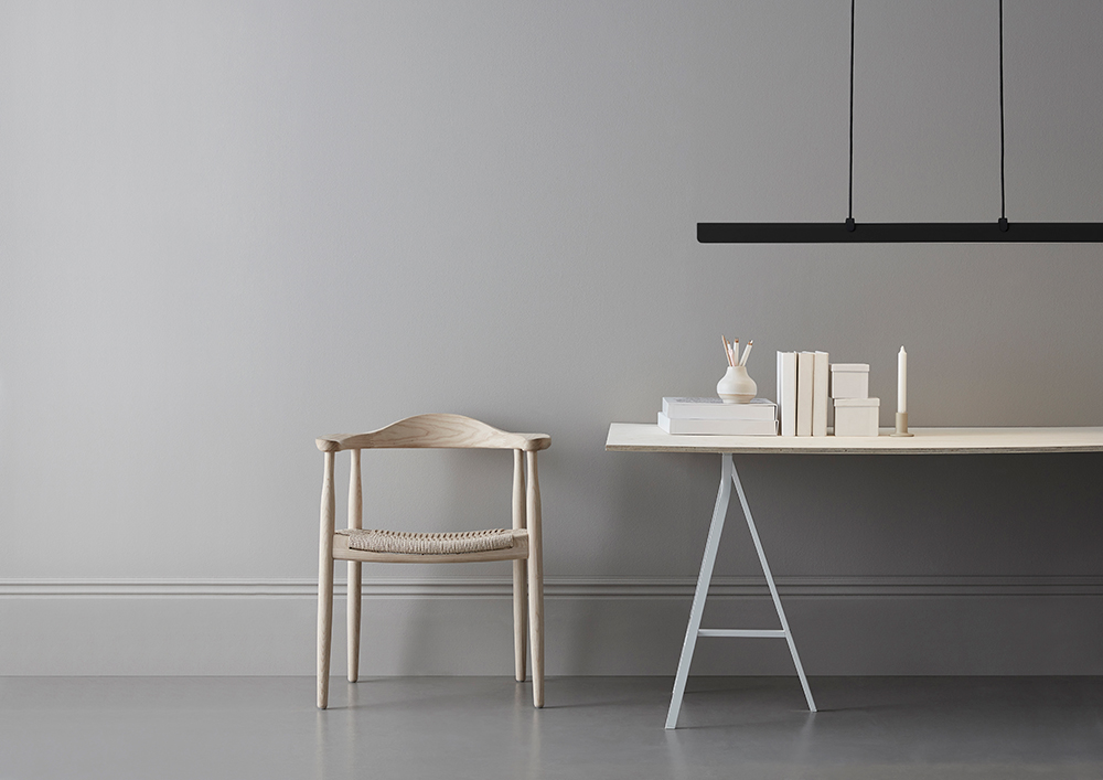 Fold 118cm Sort tekstur loftslampe Fra Belid - Hver lampe er et mesterv&aelig;rk af svensk design, med st&oslash;bte armaturer og udstansede detaljer, der fremh&aelig;ver det solide h&aring;ndv&aelig;rk og udtrykker, hvordan metal kan omfavne lyset.