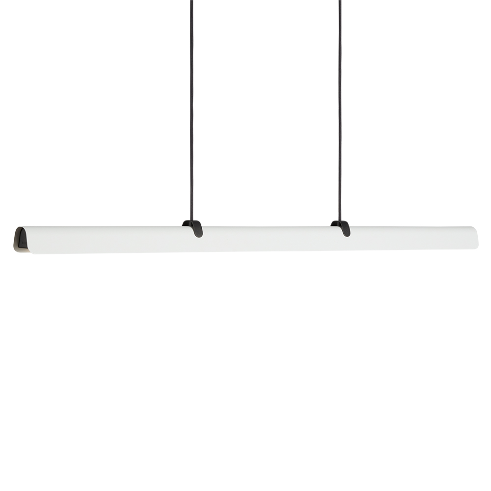 Fold 118cm Hvid loftslampe Fra Belid - Hver lampe er et mesterv&aelig;rk af svensk design, med st&oslash;bte armaturer og udstansede detaljer, der fremh&aelig;ver det solide h&aring;ndv&aelig;rk og udtrykker, hvordan metal kan omfavne lyset.