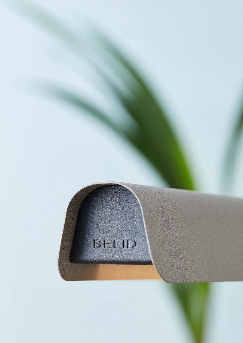 Fold 118cm Sand loftslampe Fra Belid - Hver lampe er et mesterv&aelig;rk af svensk design, med st&oslash;bte armaturer og udstansede detaljer, der fremh&aelig;ver det solide h&aring;ndv&aelig;rk og udtrykker, hvordan metal kan omfavne lyset.