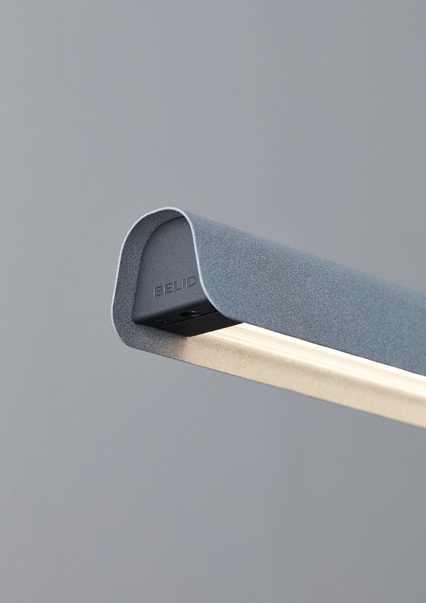 Fold 118cm Beton loftslampe Fra Belid - Hver lampe er et mesterv&aelig;rk af svensk design, med st&oslash;bte armaturer og udstansede detaljer, der fremh&aelig;ver det solide h&aring;ndv&aelig;rk og udtrykker, hvordan metal kan omfavne lyset.