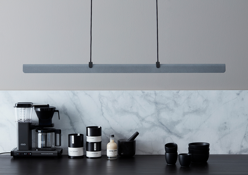 Fold 118cm Beton loftslampe Fra Belid - Hver lampe er et mesterv&aelig;rk af svensk design, med st&oslash;bte armaturer og udstansede detaljer, der fremh&aelig;ver det solide h&aring;ndv&aelig;rk og udtrykker, hvordan metal kan omfavne lyset.
