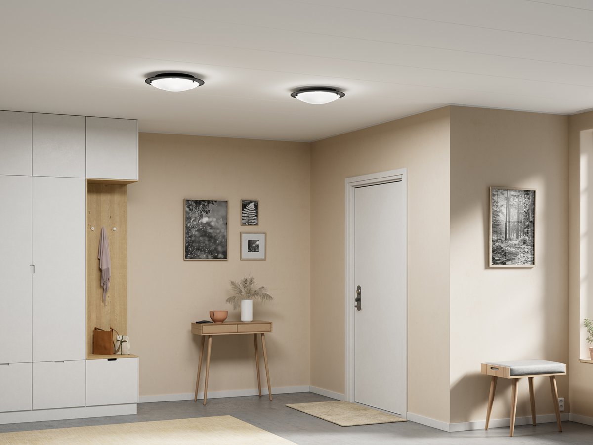 Cirklo Ø40 Sort tekstur plafond Fra Belid - Cirklo er en diskret og stilfuld loftlampe, der passer ind i de fleste hjem og indretningsstile.