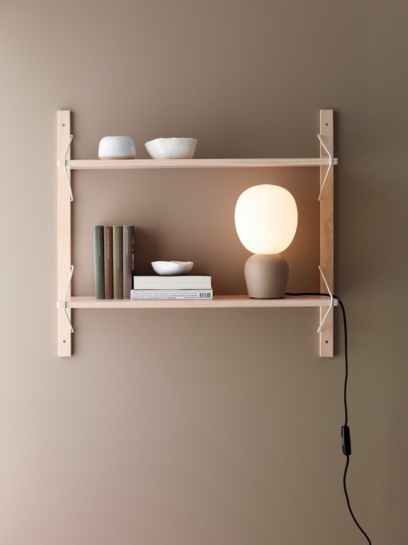 Buddy 18cm Sand bordlampe Fra Belid - Velegnet til alle valg af indretning, miljø og stil.