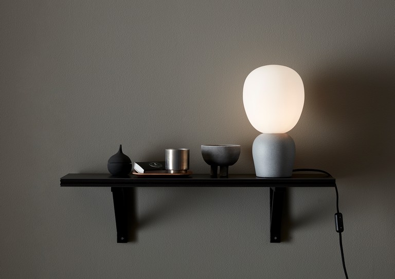 Buddy 18cm Beton struktur bordlampe Fra Belid - Velegnet til alle valg af indretning, miljø og stil.