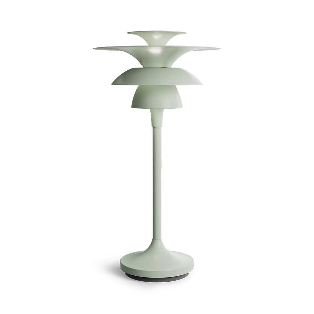 Picasso 35cm Blød salvie bordlampe Fra Belid - Farverne gifter sig meget behageligt med naturlige indretningsstile, men ogs&aring; mere grafiske indretningsstile, hvor man &oslash;nsker en passende fremtoning af indretningsdetaljerne.