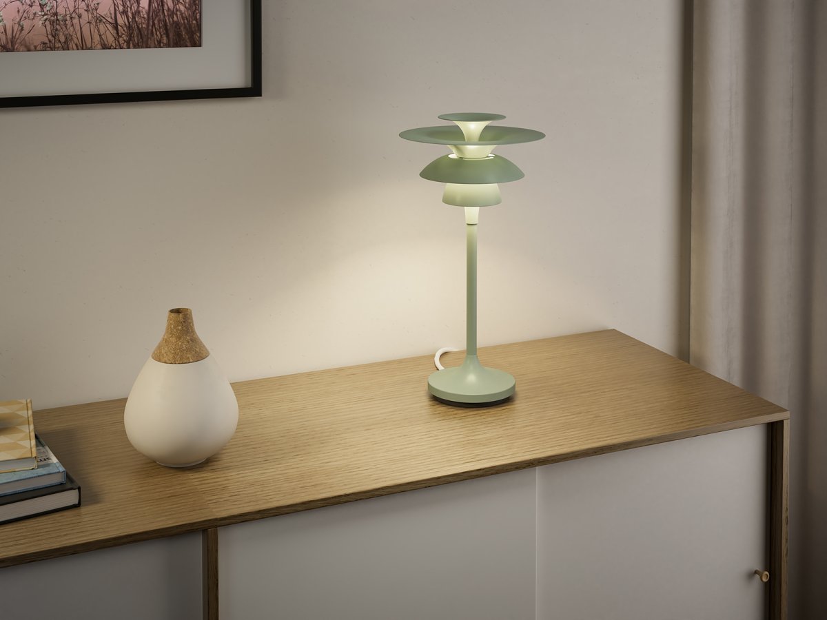 Picasso 35cm Blød salvie bordlampe Fra Belid - Farverne gifter sig meget behageligt med naturlige indretningsstile, men ogs&aring; mere grafiske indretningsstile, hvor man &oslash;nsker en passende fremtoning af indretningsdetaljerne.