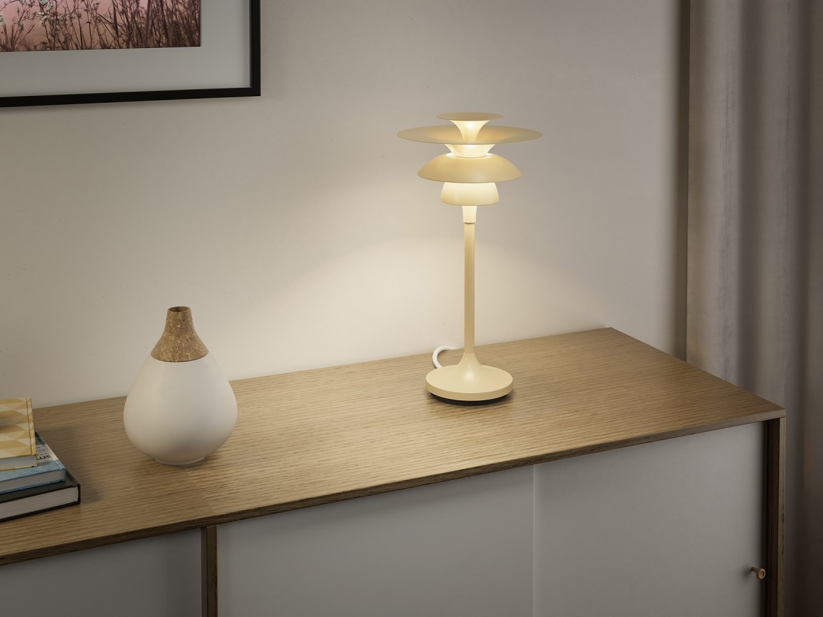 Picasso 35cm Let honning bordlampe Fra Belid - Farverne gifter sig meget behageligt med naturlige indretningsstile, men ogs&aring; mere grafiske indretningsstile, hvor man &oslash;nsker en passende fremtoning af indretningsdetaljerne.