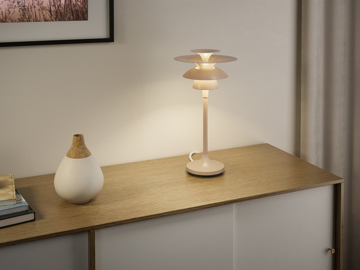 Picasso 35cm Nougat bordlampe Fra Belid - Farverne gifter sig meget behageligt med naturlige indretningsstile, men også mere grafiske indretningsstile, hvor man ønsker en passende fremtoning af indretningsdetaljerne.