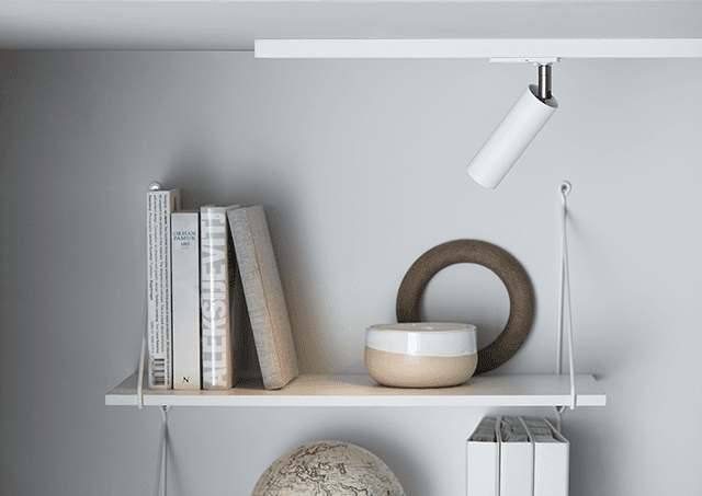 Cato spotlight Mat hvid Fra Belid - Cato Slim-serien omfatter gulvlamper, væglamper, spotlysskinner, runde loftsspots og simple spots til Global 1-faset skinne.
