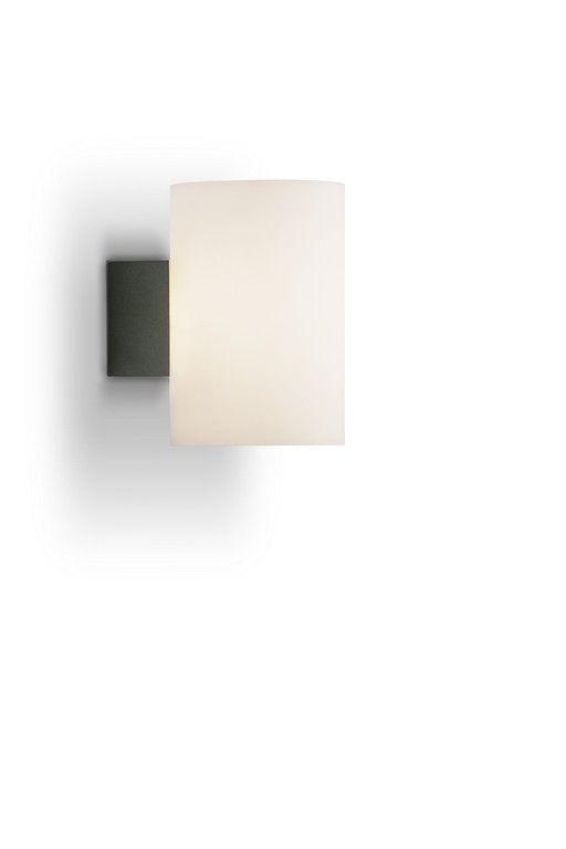 Evoke Antracit væglampe Fra Herstal - Evoke væglampe er designet med et opal hvidt glas, der skaber et diffust omgivende lys i rummet.