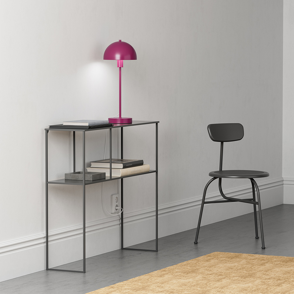 Vienda 48cm Lilla bordlampe Fra Herstal - Vienda bordlampe med sit klassiske og elegante design g&oslash;r, at lampen kan bruges i hjemmet i mange &aring;r.