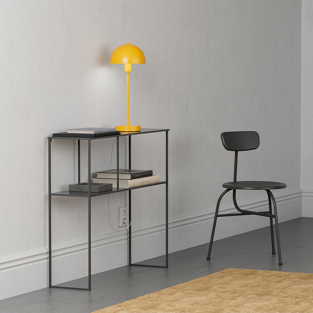 Vienda 48cm Gul bordlampe Fra Herstal - Vienda bordlampe med sit klassiske og elegante design g&oslash;r, at lampen kan bruges i hjemmet i mange &aring;r.