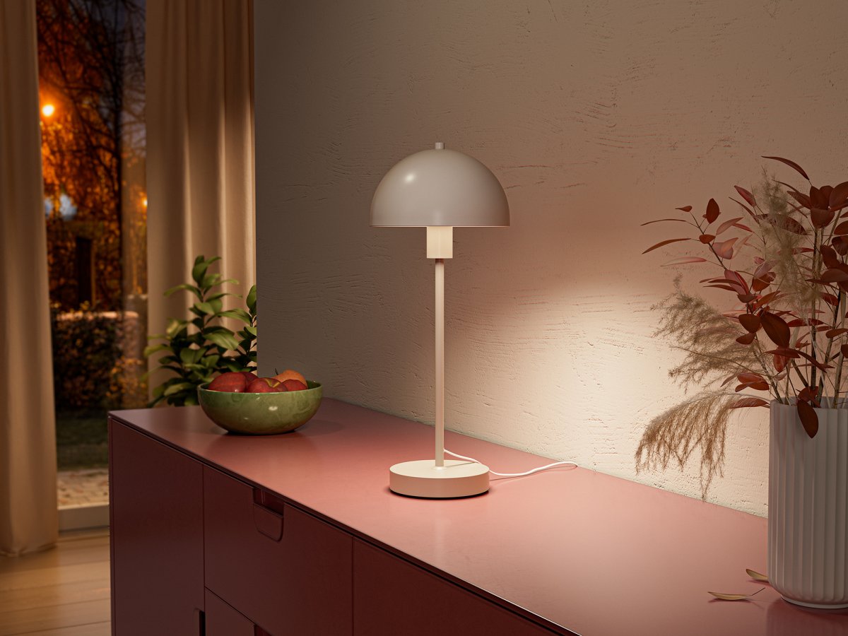 Vienda 48cm Beige bordlampe Fra Herstal - Vienda bordlampe med sit klassiske og elegante design g&oslash;r, at lampen kan bruges i hjemmet i mange &aring;r.