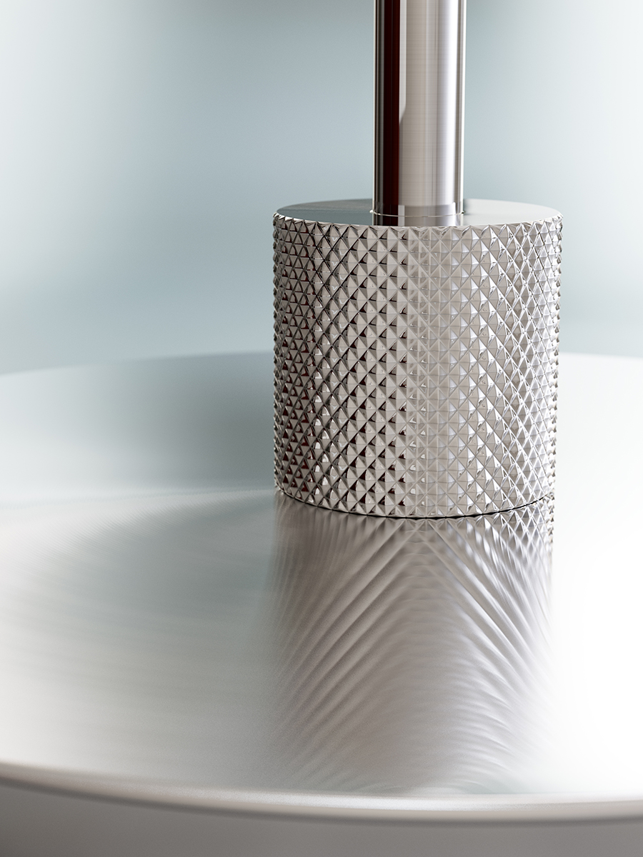 Gil il Grande 37cm Chrom bordlampe Fra Herstal - Lampen spreder et behageligt lys og passer perfekt på et sidebord, skrivebord eller i et vindue.