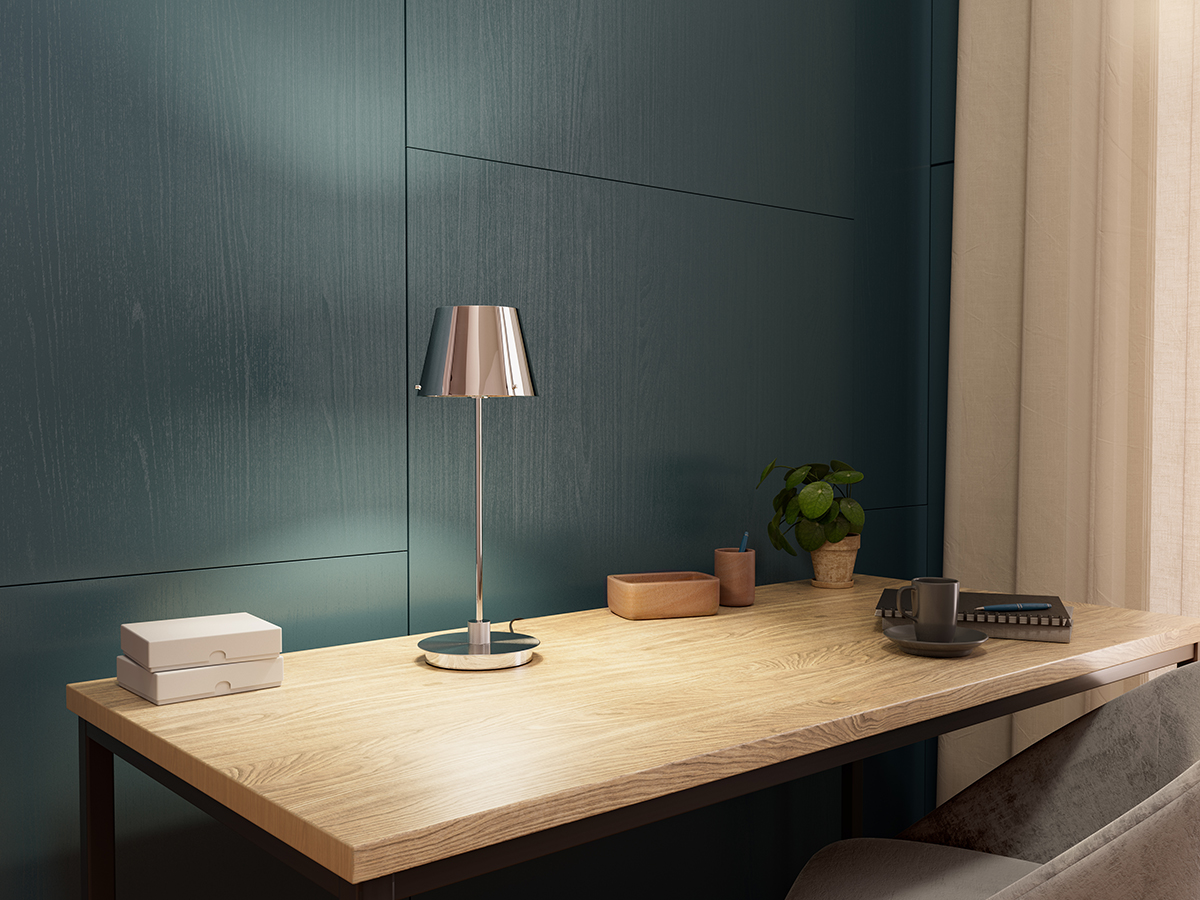 Gil il Grande 37cm Chrom bordlampe Fra Herstal - Lampen spreder et behageligt lys og passer perfekt på et sidebord, skrivebord eller i et vindue.