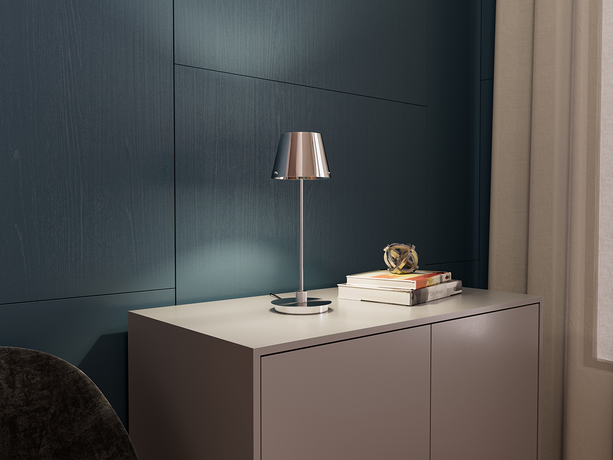 Gil il Grande 37cm Chrom bordlampe Fra Herstal - Lampen spreder et behageligt lys og passer perfekt på et sidebord, skrivebord eller i et vindue.